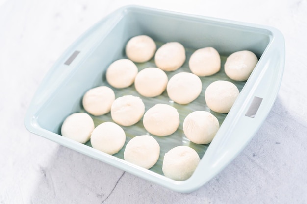 Backen von Brötchen aus dem vorgefertigten gefrorenen Teig in der Backform