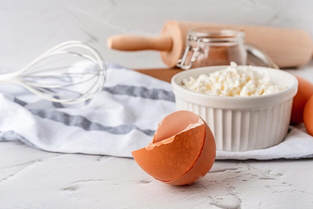 Backen von hausgemachten Süßigkeiten auf weißem Tisch mit Zutaten zum Kochen von kulinarischem Hintergrundkopienraum