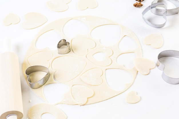 Backen von herzförmigen Zuckerkeksen zum Valentinstag.