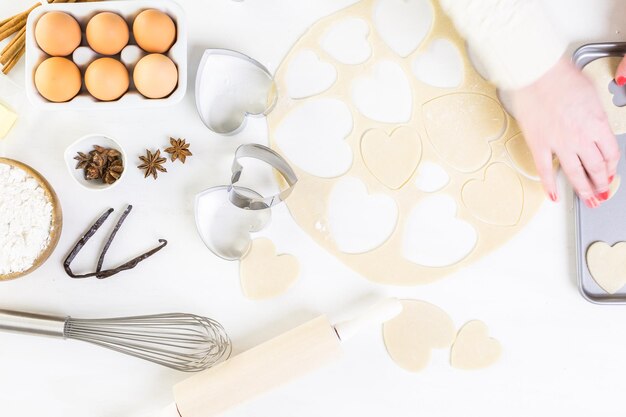 Backen von herzförmigen Zuckerkeksen zum Valentinstag.