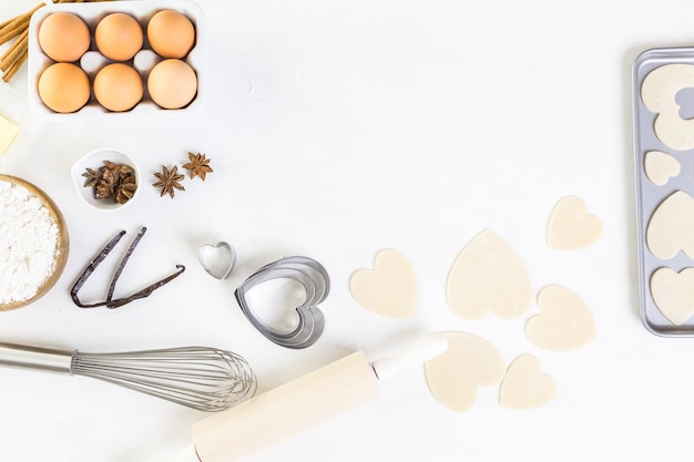 Backen von herzförmigen Zuckerkeksen zum Valentinstag.