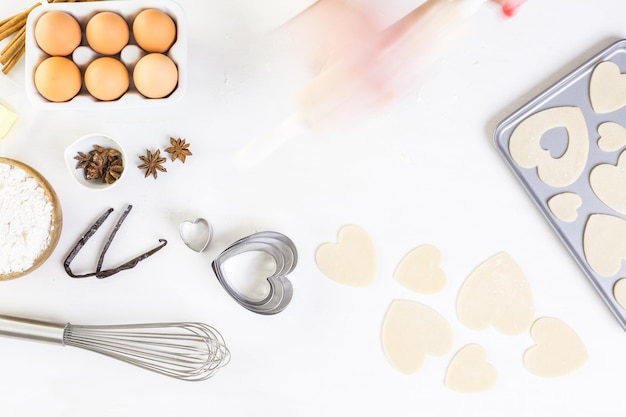 Backen von herzförmigen Zuckerkeksen zum Valentinstag.