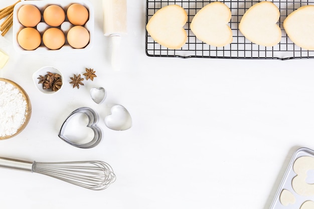 Backen von herzförmigen Zuckerkeksen zum Valentinstag.