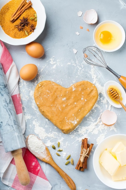 Backen von Kochzutaten auf einem Küchentisch