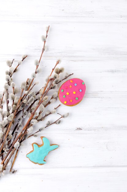 Backen von Ostern mit bunten Lebkuchenplätzchen