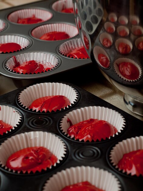 Backen von roten Samt-Cupcakes für die Party.