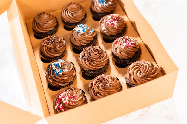 Backen von Schokoladen-Cupcakes mit dekadenter Schokoladenglasur