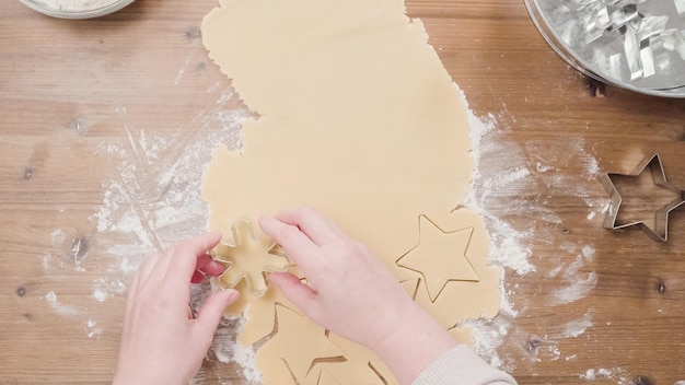 Backen von Weihnachtszuckerplätzchen für den Weihnachtsmann.