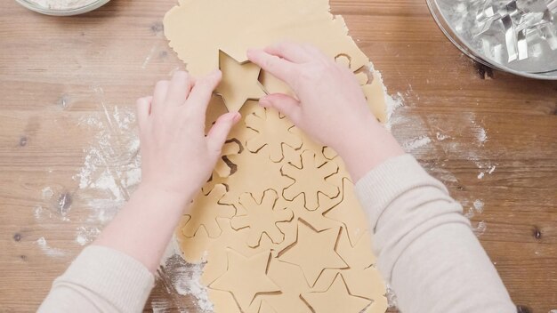 Backen von Weihnachtszuckerplätzchen für den Weihnachtsmann.