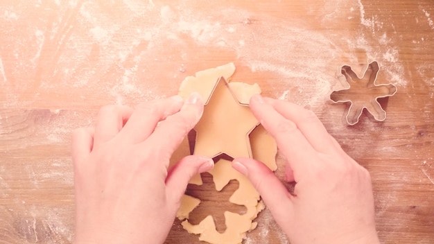 Backen von Weihnachtszuckerplätzchen für den Weihnachtsmann.