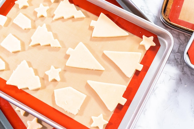 Backen von Zucker Weihnachtsplätzchen in Form von Weihnachtsbäumen.