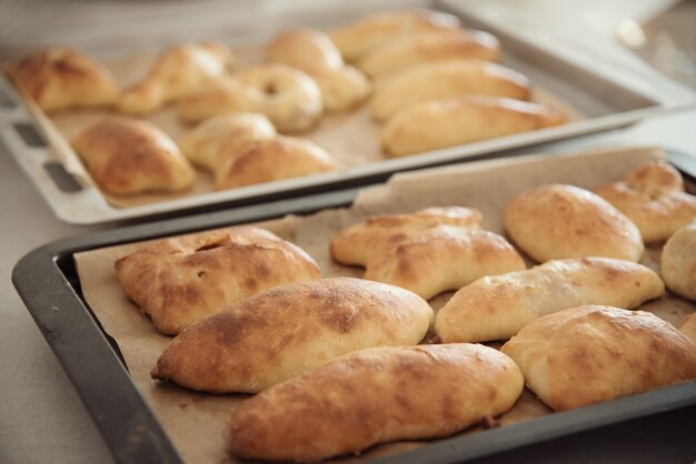 Backen zu Hause. Frische hausgemachte Kekse auf einem Backblech