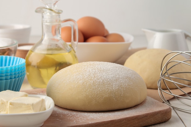 Backen Zutaten Teig Nahaufnahme und Butter auf einem weißen Holz Hintergrund