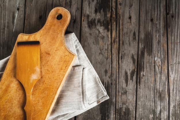 Backenhintergrund Werkzeuge und Bestandteile für das Backen auf dem alten rustikalen Holztisch