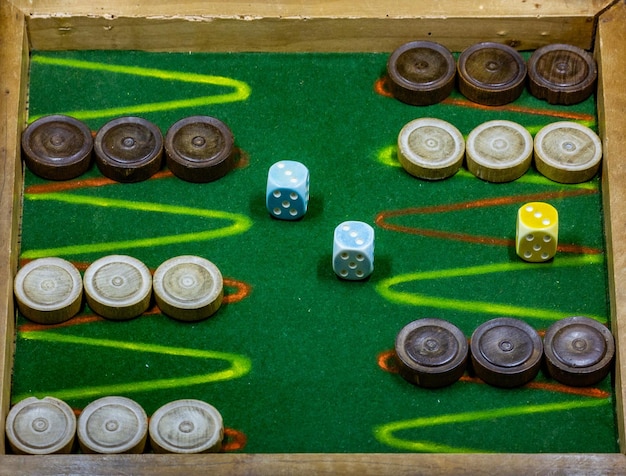 Backgammon em um tabuleiro velho