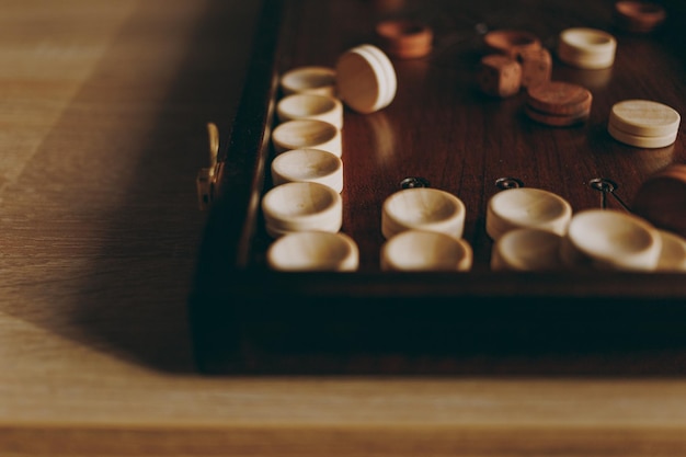 Backgammon de madera hecho a mano para jugar con madera natural