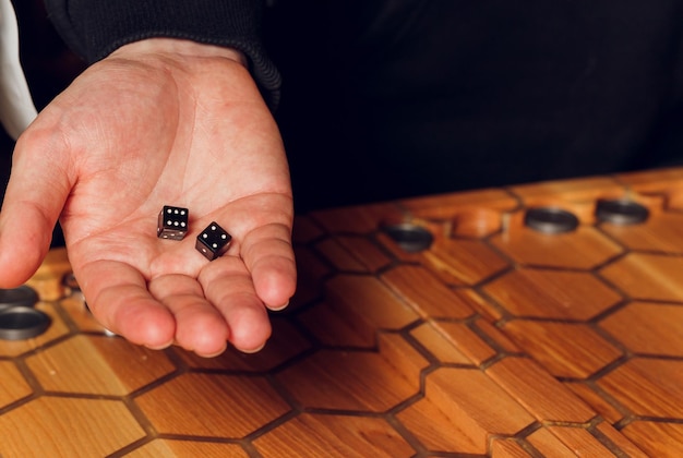 Foto backgammon-spiel spielen mann spielen brettspiel würfel auf holzbrett