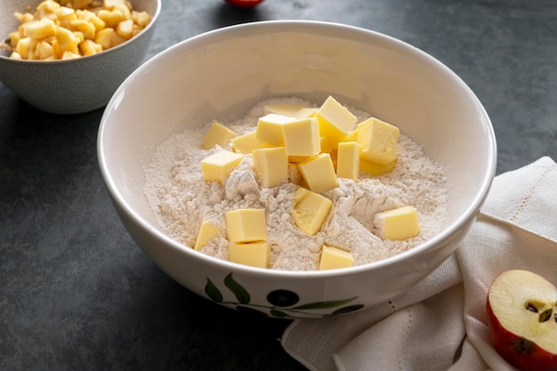 Backgebäckkonzept - Mischen von Teigbutter und Mehl. Ein Dessert kochen, Apfelkuchen, Kekse