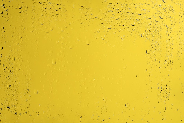 Backgrond amarelo com gotas de água. copie o espaço.