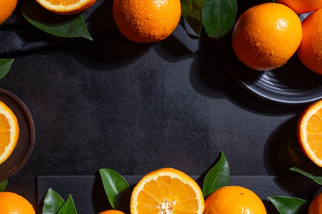 Backgroung con naranjas, rodajas de naranja y hojas de naranja