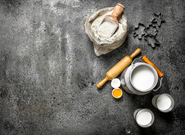 Backhintergrund Milch, Mehl und andere Zutaten für den Teig