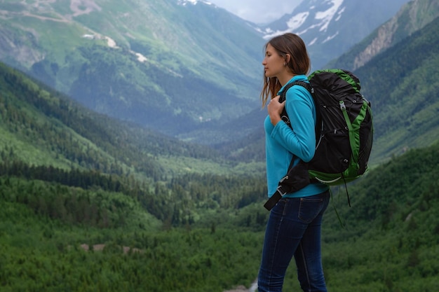 Backpacker auf einem Berg mit Talblick