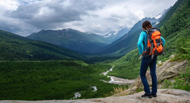 Backpacker auf einem Berg mit Talblick