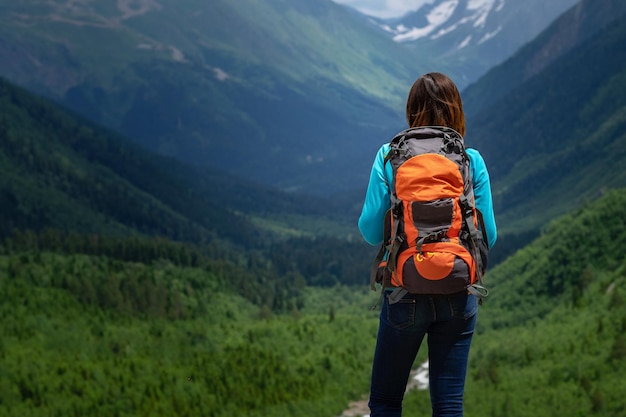 Backpacker auf einem Berg mit Talblick