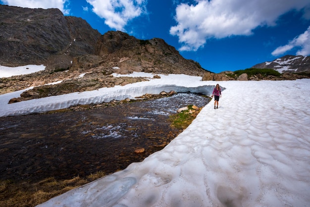 Backpacker auf Mt Toll Trail unterhalb des Blue Lake Colorado