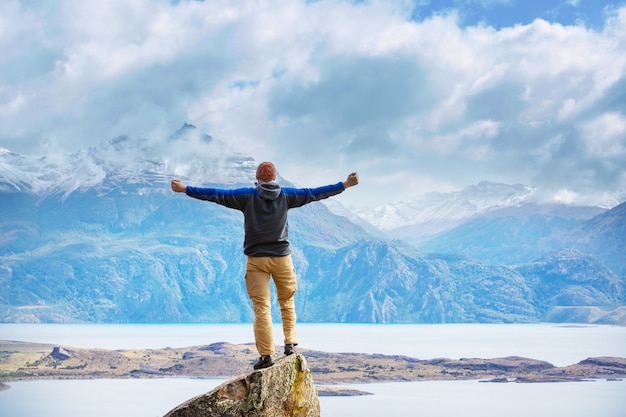 Backpacker bei einer Wanderung in den Sommerbergen