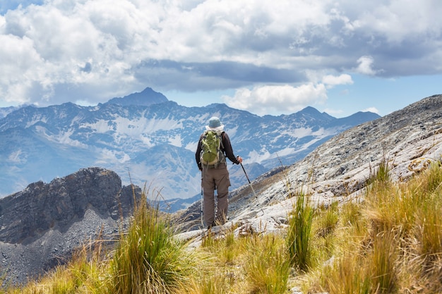 Backpacker bei einer Wanderung in den Sommerbergen