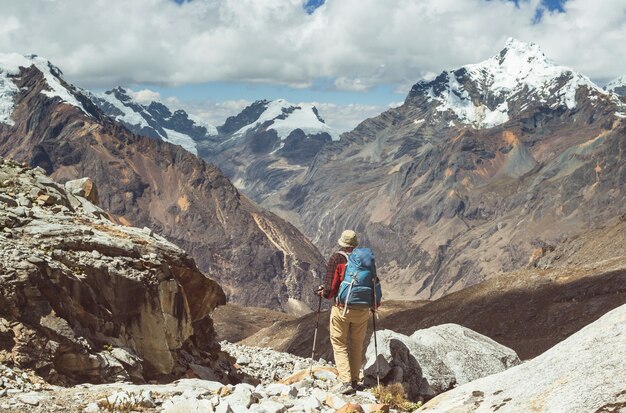 Backpacker bei Wanderung im Hochgebirge