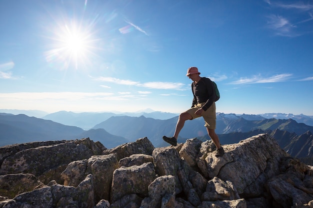 Backpacker bei Wanderung in den Herbstbergen