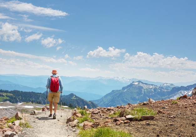 Backpacker bei Wanderung in den Herbstbergen