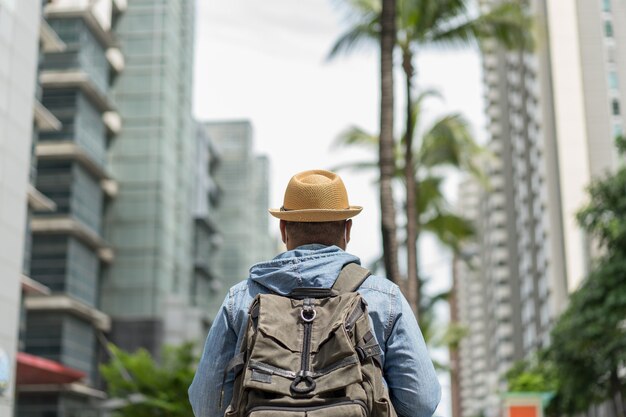 Backpacker, der in der Stadt reist.