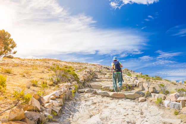 Backpacker explora el Camino Inca en la Isla del Sol, Lago Titicaca