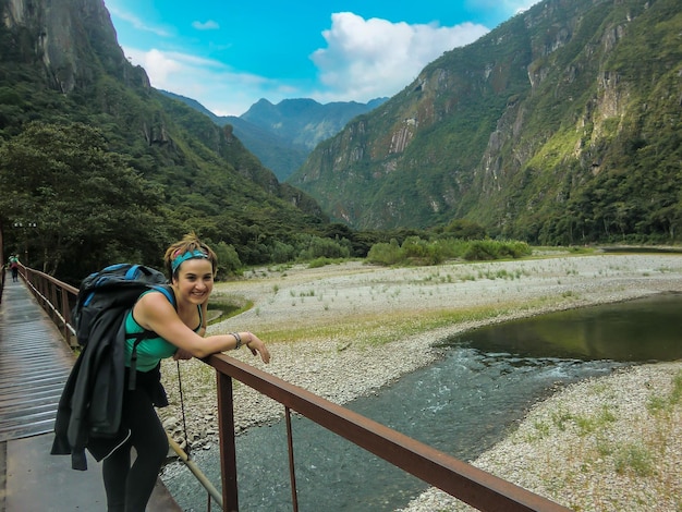 Backpacker-Frau ruht auf einer Metallbrücke auf dem Weg nach Machu Picchu, Cusco - Peru.