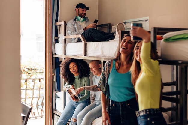 Backpacker-Lifestyle in der Jugendherberge Jugendliche im Zimmer mit Etagenbett Reisende Studenten im Studentenwohnheim