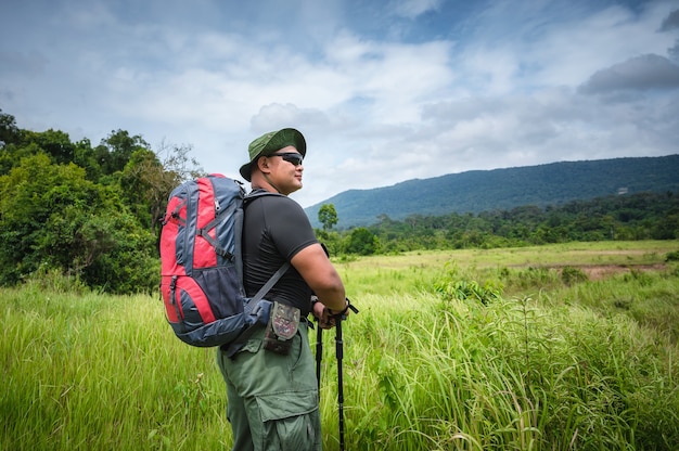 Backpacker-Trekking, um die Natur des Tropenwaldes für Ökotourismus zu studieren. Touristisches Trekking, um die Schönheit des tropischen Waldes im Khao Yai Nationalpark zu sehen. UNESCO-Weltkulturerbe, ungesehenes Thailand.