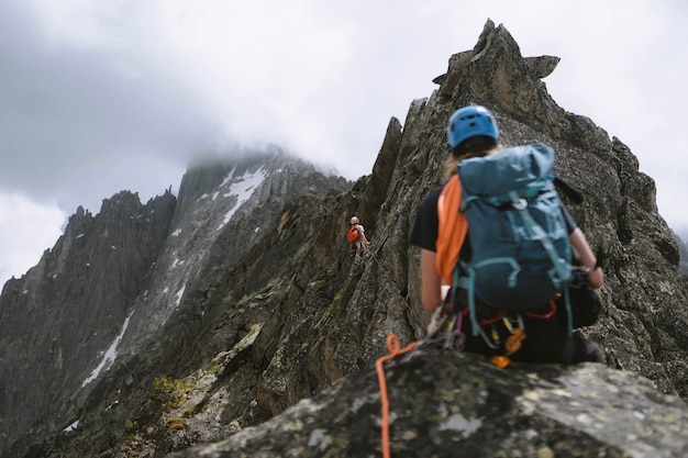 Backpackers Zip-Futter durch die Chamonix-Alpen in Frankreich