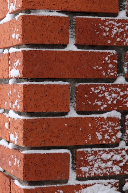 Backstein teilweise mit Neuschnee bedeckt