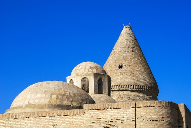 Backsteinfassade eines alten Mausoleums in Buchara