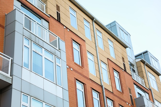 Backsteingebäude, das Stärke und Langlebigkeit in Gewerbeimmobilien symbolisiert, steht hoch vor einem