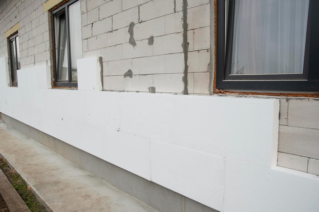 Backsteinhauswand mit starrer Styropor-Isolierplatte