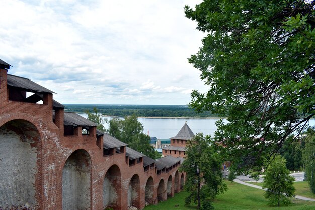 Backsteinmauer des alten Kreml