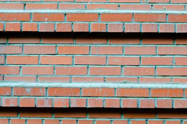 Backsteinmauer mit Leisten.