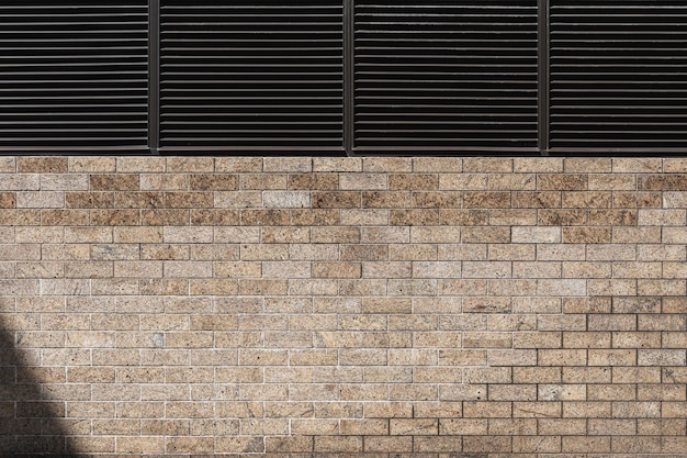 Backsteinmauer mit Lüftungsgittern als einzigartiger Designhintergrund