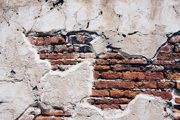 Backsteinmauer mit Zementwandbeschaffenheit