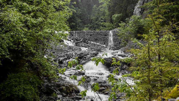 Backsteinmauer Wasserfall im Wald