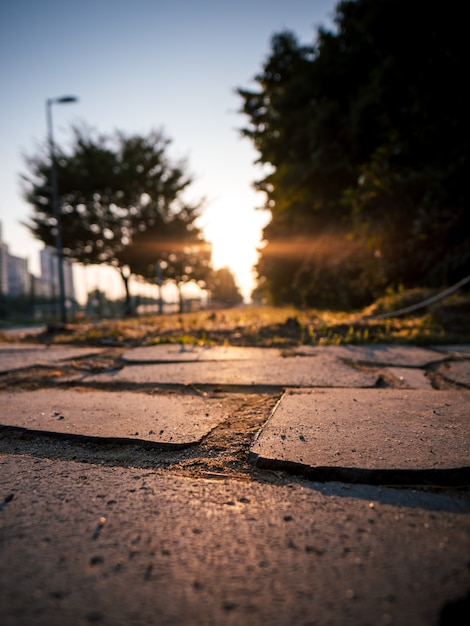 Backsteinstraße mit Sonnenaufgang